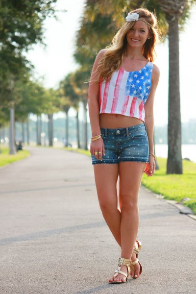 Cropped tank top with American flag, denim shorts and gold sandals