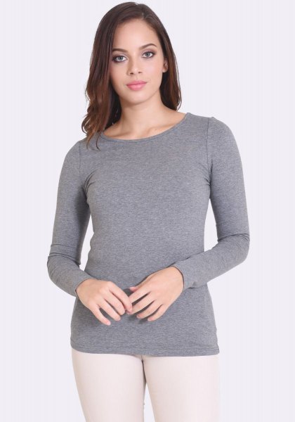 Gray long-sleeve fitted shirt with white skinny jeans