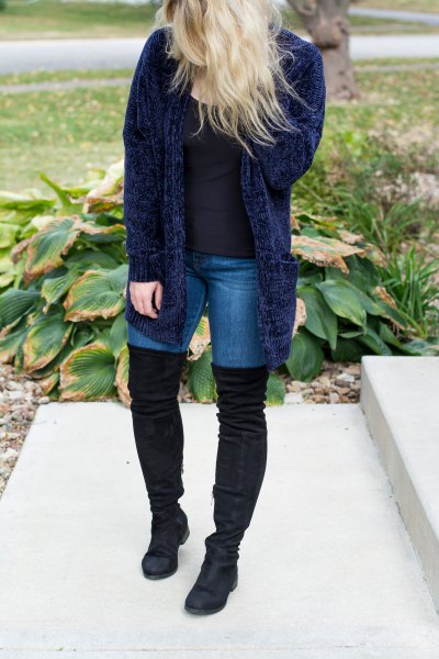 Dark blue ribbed cardigan with skinny jeans and overknee boots