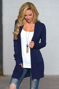 Dark blue cardigan with a white top, a scoop neckline and a boho necklace