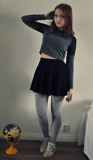 gray cropped long sleeve t-shirt with leggings and white sneakers