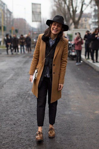 brown longline blazer with black slim fit pants and floppy hat