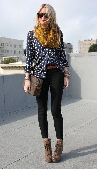 dark blue and white dotted blouse with black skinny jeans