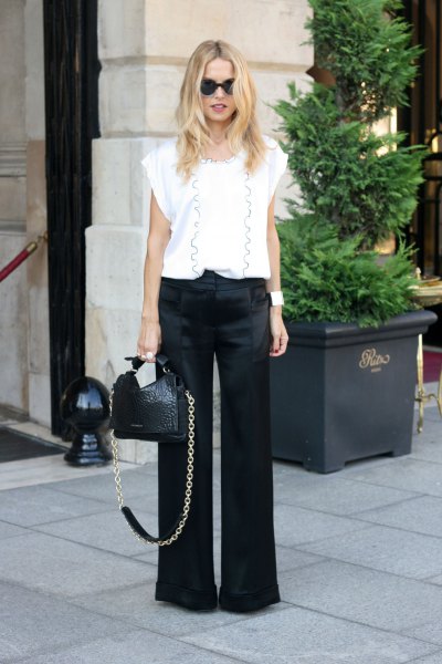 Blouse with printed white cap sleeves and black wide-leg pants