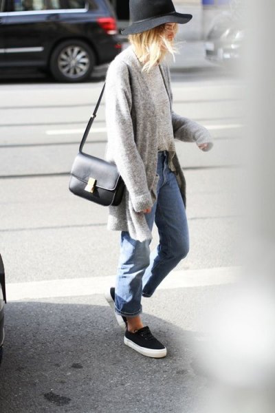 gray cardigan with blue boyfriend jeans and black and white slip-on shoes