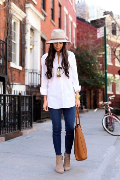 white button down shirt, blue jeans and gray felt hat