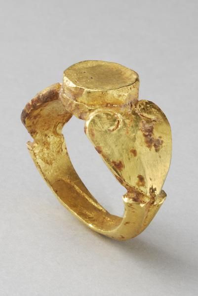 ROMAN GOLD RING DATE: 3rd century AD CULTURE: Roman CLASS.