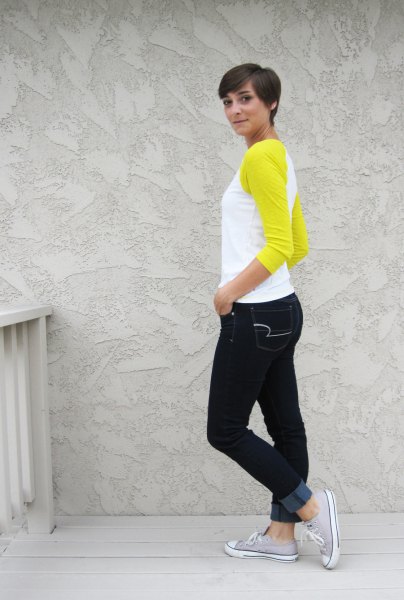 yellow and white baseball t-shirt black skinny jeans