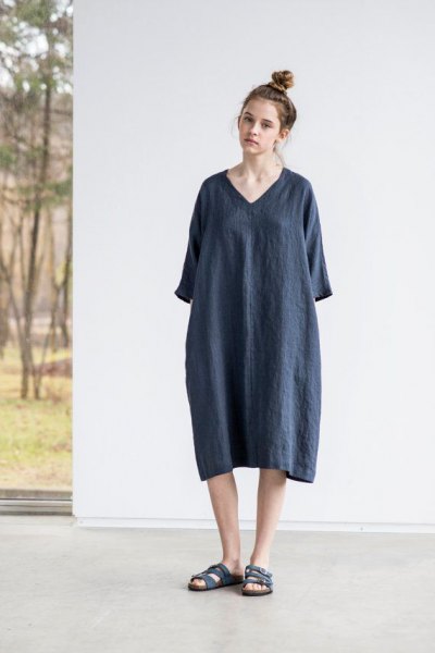 Gray linen tunic dress with wide sleeves and black slide sandals