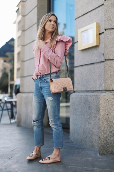 Shirt with pink ruffled shoulders and short jeans