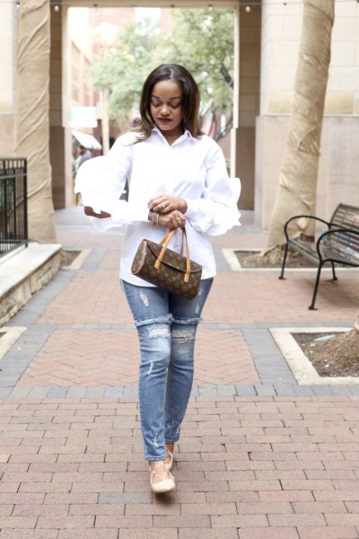 Shirt with ruffled sleeves and buttons with light blue ripped slim fit jeans