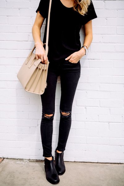 black t-shirt with ripped knee matching with skinny jeans