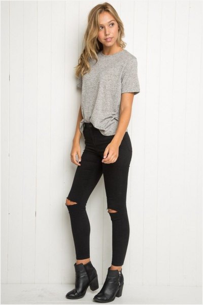 gray partially tucked oversized t-shirt with black skinny jeans pulled up