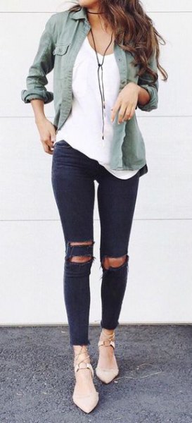 gray linen boyfriend shirt with ripped skinny jeans and light pink heels
