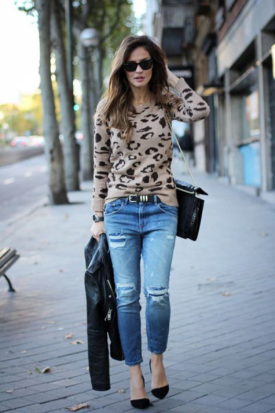 Blush pink and black printed sweater with jeans and suede heels