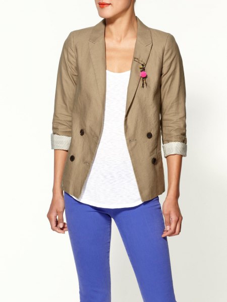 Khaki blazer with rolled sleeves, white scoop neck tank top and bright blue jeans