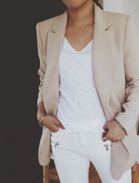 Light gray khaki blazer with white V-neck tank top and skinny jeans