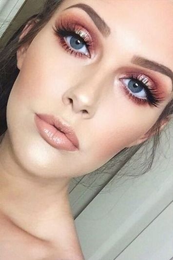 This Christmas makeup look makes for one of the best Christmas ever.