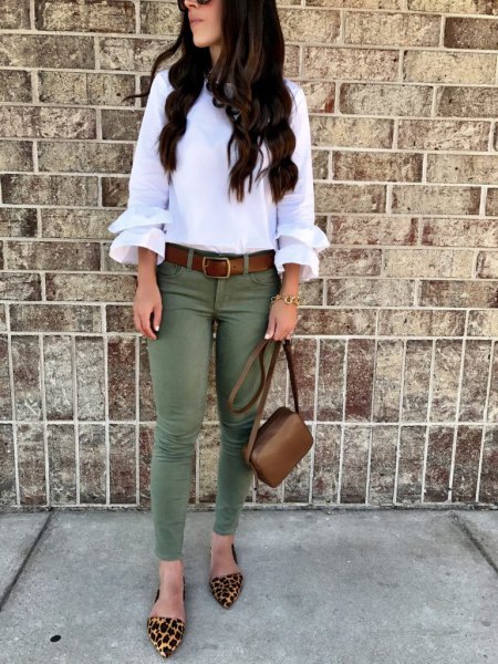 white blouse with ruffled sleeves and olive skinny jeans
