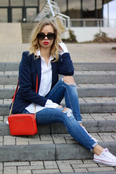 Dark blue blazer with cuffed slim-fit jeans and white sneakers