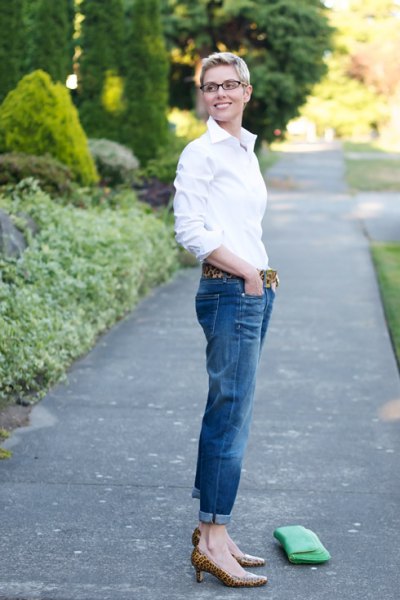 white button down shirt, cuffed jeans and kitten heels