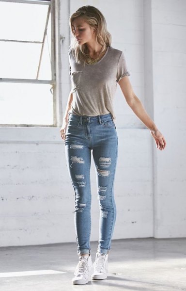 gray pocket-front t-shirt and light blue skinny jeans