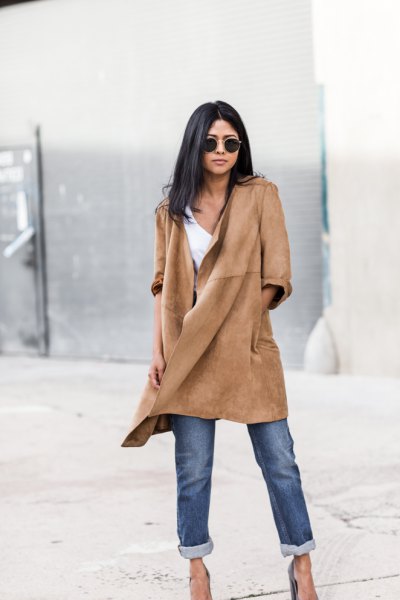 Suede casual coat with jeans and heels with cuffs