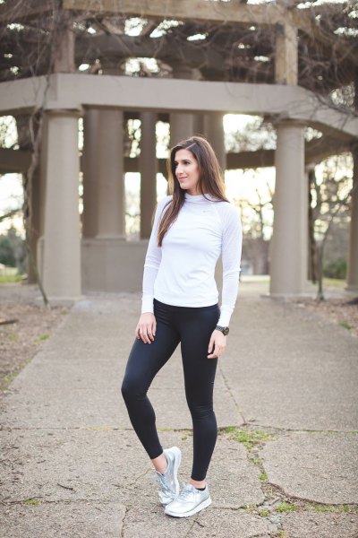 Light gray long-sleeved t-shirt with a high neck, black running pants and silver sneakers