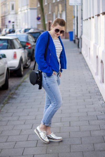casual royal blue blazer with jeans and silver slippers