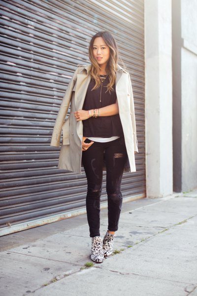 Light pink longline blazer with black skinny jeans and leopard print boots
