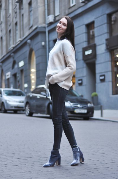 white sweater black skinny jeans