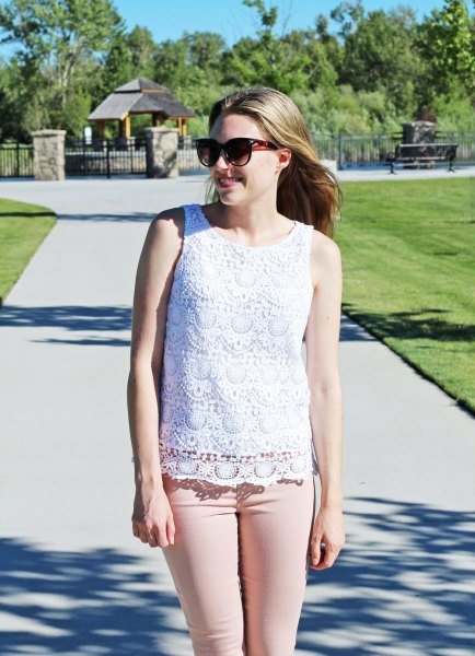 white crochet sleeveless top pink skinny jeans