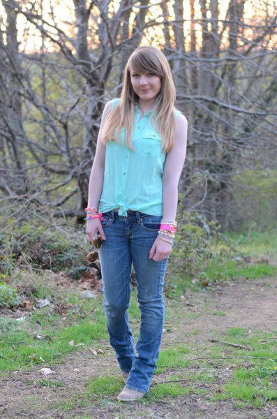 Knotted shirt with mint chiffon sleeves and slim-fit jeans