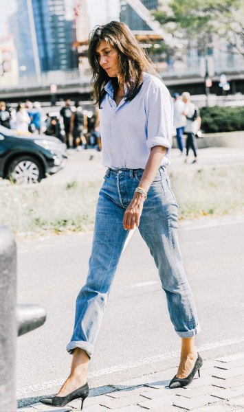 Light blue shirt with buttons and jeans with cuffs and black heels