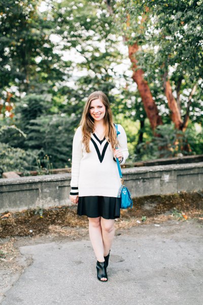 White and black V-neck chunky sweater with mini pleated skirt