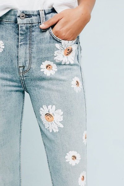 white blouse with light blue floral skinny jeans