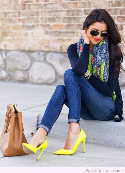 Black, form-fitting, long-sleeved t-shirt with skinny jeans and yellow high heels