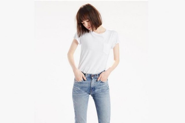 white pocket t-shirt blue washed skinny jeans