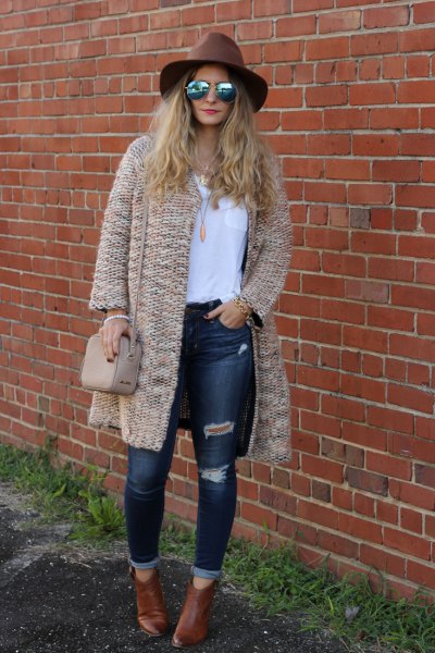 Chunky crepe cardigan with white t-shirt and ripped skinny jeans