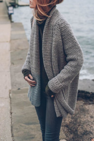 gray chunky knitted cardigan with mock-neck sweater and skinny jeans