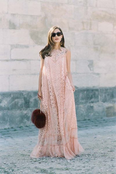 Flared floor-length dress in rouge lace