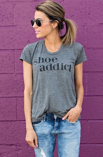 gray fitted print t-shirt and boyfriend jeans