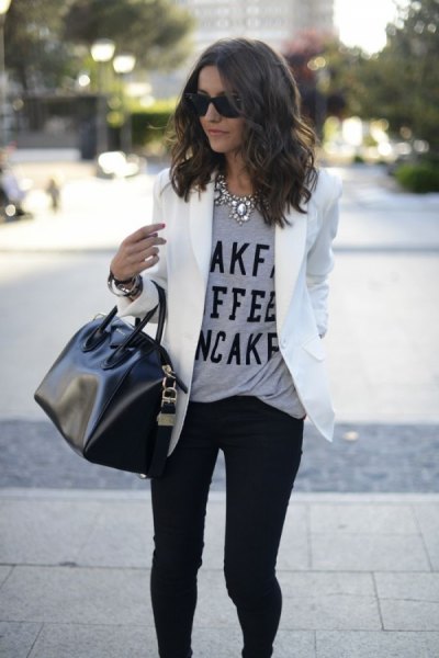 gray news t-shirt with white blazer jacket and black skinny jeans