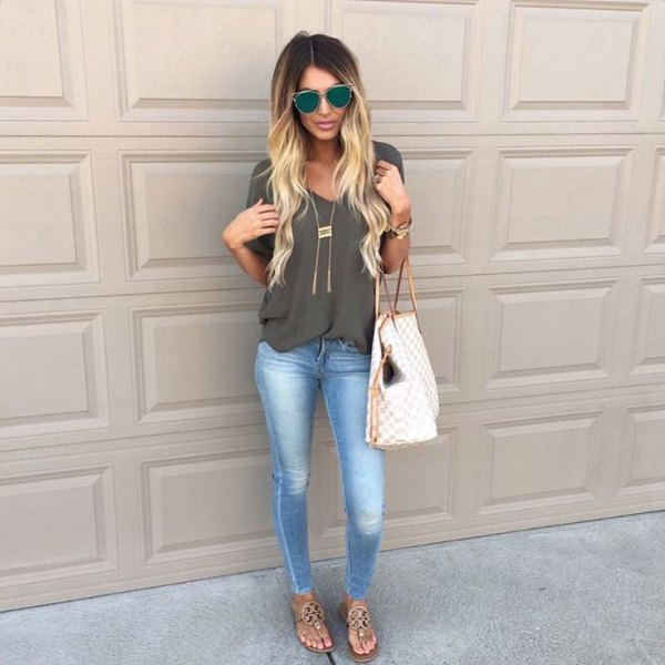 gray V-neck chiffon blouse, skinny jeans and nude sandals