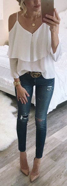 Ruffle top with skinny jeans and statement belt