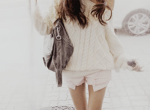 A knitted shoulder sweater in white denim