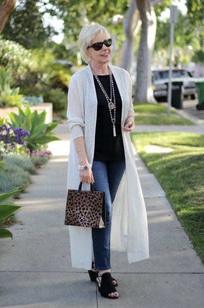 white feather duster sweater with black t-shirt and skinny jeans