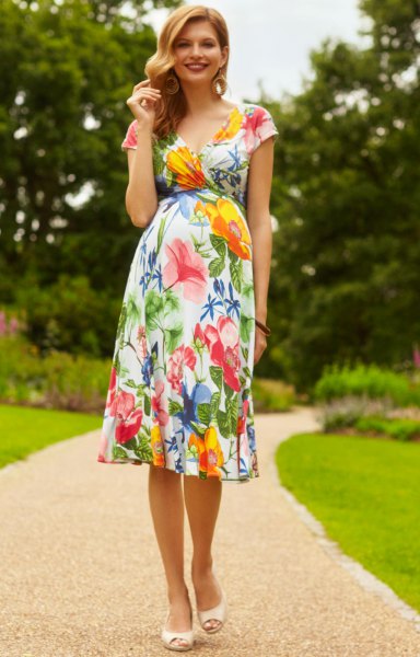 Fitted with floral printed cap sleeves and a flared midi dress with open toe heels