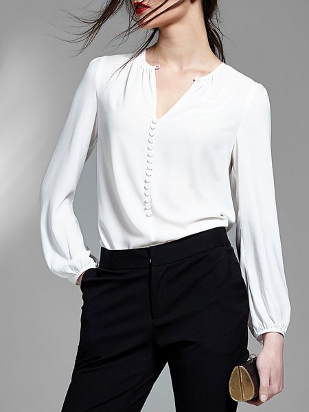 white V-neck blouse and black skinny jeans
