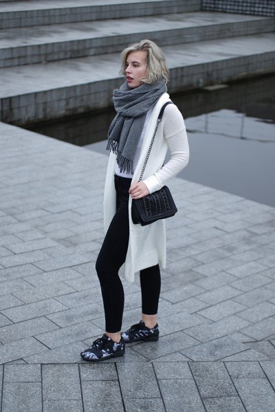 white longline cardigan sweater with gray fringed scarf and black skinny jeans